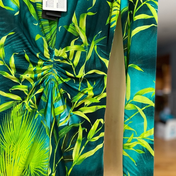 GIANNI VERSACE COUTURE RUNWAY JUNGLE-PRINT DEEP V-NECK MIDI DRESS IN GREEN - Picture 5 of 10